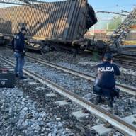 Deraglia treno merci a Firenze, Italia spaccata in due per ore